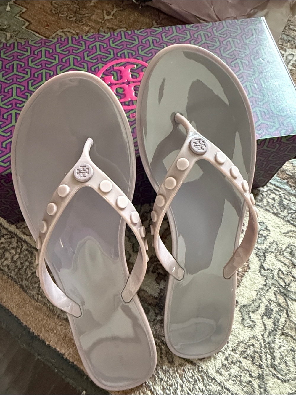 NEW Tory Burch Tory Studded Jelly Thong Sandals in the color Alliium 9